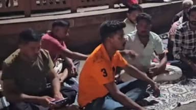 पैतृक भूमि पर कब्जा दिलाने की मांग को लेकर परिवार का गांधी चौराहे पर अनिश्चितकालीन धरना