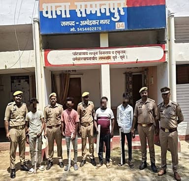 दिनांक : 01.06.2026 जनपद अम्बेडकरनगर थाना सम्मनपुर पुलिस टीम द्वारा थाना स्थानीय पर पंजीकृत मु0अ0सं0 111/2026 धारा 191(2...