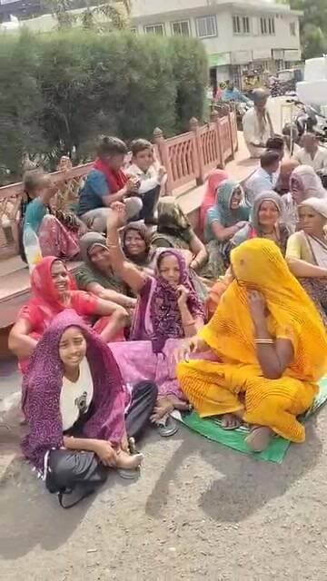 मध्य प्रदेश के मंदसौर जिले के
मल्हारगढ़ तहसील के गांव खड़पालिया के कई महिलाएं एवं पुरुष धरने पर बैठे उनकी मांग की हमें पं...