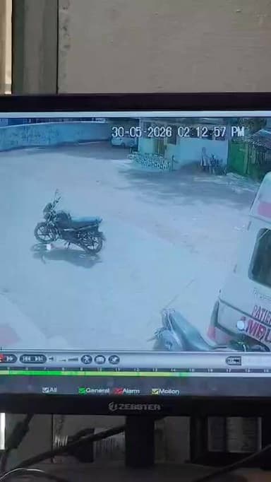गजब का चोर है दो मिनट में गाड़ी के डिग्गी से पचास किलोमीटर रुपए पार कर दिये,
बिजुरी की घटना है।