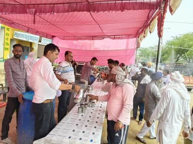 अनूपगढ़ के राजकीय पशु चिकित्सालय के सामने फव्वारों की ठंडी बूंदों के बीच 3 तरह के शीतल पेय पदार्थ की छबिल्ज़
सच मे इस अनो...