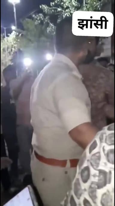 यूपी के #झांसी में रुपये के लेनदेन को लेकर विवाद हो गया. बीच सड़क पर हुए इस विवाद में दबंगों ने वर्दी का ही अपमान कर डाल...