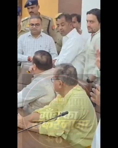 🔥 पेपर लीक पर छात्रों की आवाज दबाने की कोशिश?
सांसद संजय सिंह को बंद कमरे में छात्रों से मिलने से रोका गया, तो अधिकारिय...