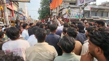हजारीबाग में उबाल...
दो नाबालिगों की हत्या से गुस्साए परिजन और स्थानीय लोगों ने शहर के मुख्य झंडा चौक को जाम कर दिया है...