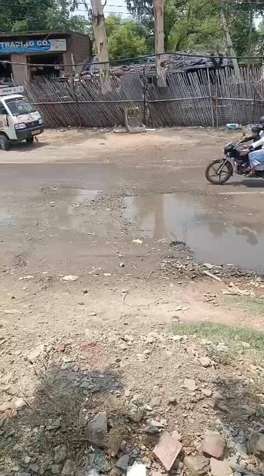 नूंह जिले के गांव शाह चोखा में पिनगवां-पुनहाना मार्ग पर सड़क में बने गहरे गड्ढे के कारण आए दिन दुर्घटनाएं हो रही हैं। स्...