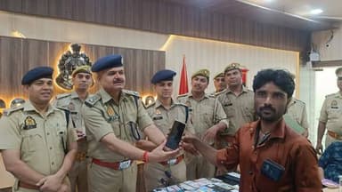 कासगंज पुलिस ने बरामद किए 70 गुम मोबाइल, मालिकों को लौटाई खुशियां
साइबर सेल की बड़ी सफलता, करीब 24 लाख रुपये कीमत के मो...