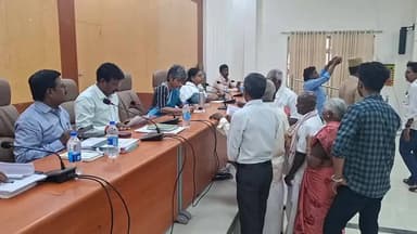காஞ்சிபுரம்: மக்கள் நல்லறோம் மையக் கூட்டுறவில் மாவட்ட ஆட்சியர் பொதுமக்களிடமிருந்து மனுக்களை பெற்றுக் கொண்டார்