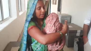 मुरैना नगर: ई-रिक्शा में चोरी करते पकड़े जाने पर सिकरवारी बाजार में महिला ने मां की गोद से 3 महीने के मासूम को छीनने की कोशिश की