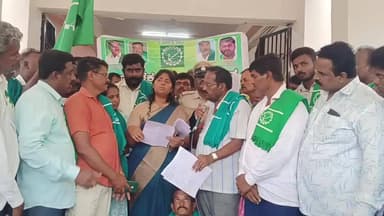 ಶಿಡ್ಲಘಟ್ಟ: ರೈತರ ಸಮಸ್ಯೆಗಳನ್ನು ಬಗೆಹರಿಸಿ ಎಂದು ನಗರದ ತಾಲೂಕು ಕಚೇರಿಯ ಮುಂದೆ ರೈತರ ಪ್ರತಿಭಟನೆ
