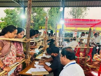 बालोद जिले के नगर पंचायत पलारी में आम निर्वाचन 2026 के अंतर्गत आज सफलतापूर्वक मतदान सम्पन्न कराने के पश्चात मतदान दलों क...