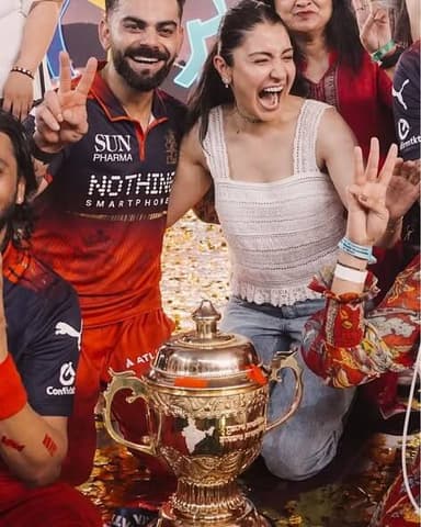 IPL ਟਰਾਫੀ ਜਿੱਤਣ ਤੋਂ ਬਾਅਦ ਵਿਰਾਟ ਕੋਹਲੀ ਨੇ ਅਨੁਸ਼ਕਾ ਨਾਲ ਮਨਾਇਆ ਜਿੱਤ ਦਾ ਜਸ਼ਨ
#ViralKohli #AnushakaSharma #IPL #RCB