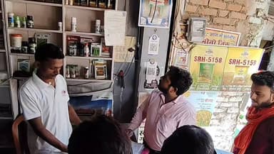 विंढमगंज बाजार में कृषि विभाग की जांच, बिना बोर्ड-लाइसेंस वाली दुकान से लिए गए नमूने