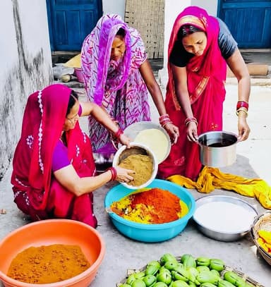बिहान योजना से जुड़कर साहसपुर लोहारा की माँ जगदंबा स्व-सहायता समूह की महिलाओं ने आम के अचार निर्माण को आजीविका का माध्यम...