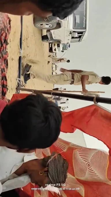 सोलर प्लांट विवाद: रामसर छोटा में रोजगार की मांग पर अड़े ग्रामीण, धरने पर बैठी भीड़।
पुलिस की कार्रवाई: प्रशासन द्वारा ...