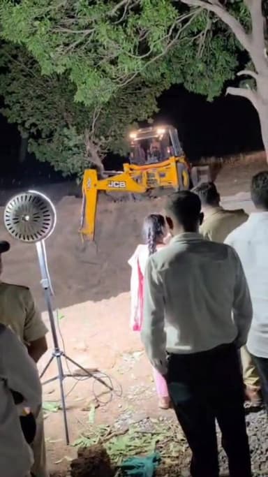 बंडोल के दुकली गांव में बड़ा हादसा
सिवनी जिले के दुकली गांव में कुआं धंसने से मां और बेटी मलबे में दब गईं। घटना की सूचन...