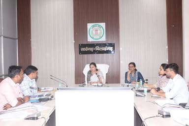 कलेक्टर पद्मिनी भोई साहू ने महिला एवं बाल विकास विभाग की समीक्षा बैठक में कुपोषित बच्चों के उपचार, महतारी वंदन योजना की ...