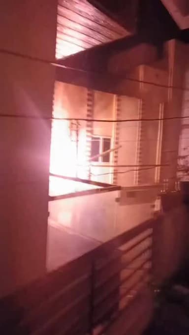 बालागंज धनगर मोहल्ला वार्ड क्रमांक 16 में विद्युत पोल में लगी आग वायर टूट कर नीचे गिरे