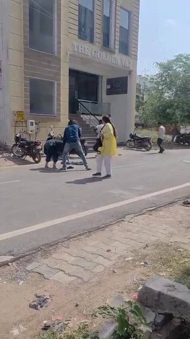 आगरा के होटल के बाहर पति संग प्रेमिका को देख भड़की पत्नी
पत्नी ने प्रेमिका को बीच सड़क पर घेरा, जमकर हुआ हंगामा
पति, पत्...