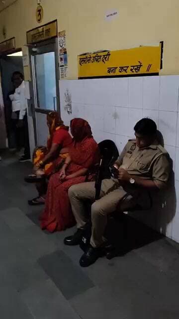 #चण्डौस बाइक सीखने के दौरान बाइक खंभे से टकराई युवती की मौत, एक युवक गंभीर रूप से हुआ घायल #chandaus