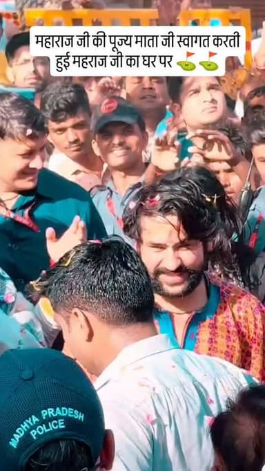 महाराज जी की पूज्य माता जी स्वागत करती हुई महराज जी का घर पर वीडियो हुआ वायरल
बागेश्वर धाम सरकार Black&White News बुलं...
