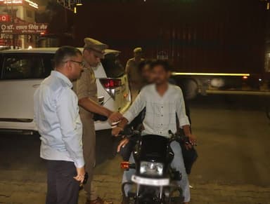 #SSP @moradabadpolice द्वारा रात्रि भ्रमण के दौरान नगर क्षेत्रा0 सुरक्षा व्यवस्था का निरीक्षण किया गया। इस दौरान संदिग्ध...