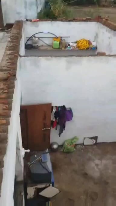 🌪️ अंधड़ ऐसा कि मकान के 2 कमरों की उड़ गई चद्दर… अंदर सो रहा था पूरा परिवार!
कापरेन के जोश्या का खेड़ा में तेज हवा और बा...