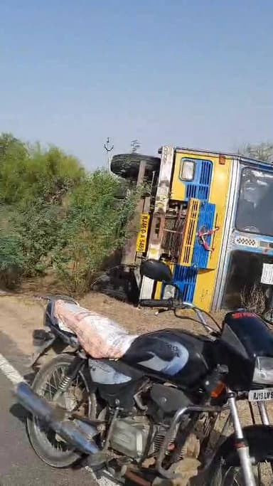 लूणी से सतलाना गांव की तरफ जा रहा पानी से भरा टेकर पलटा