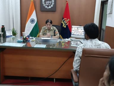 पुलिस अधीक्षक जनपद फतेहगढ द्वारा समस्त क्षेत्राधिकारी व थाना प्रभारियों के साथ गूगल मीट के माध्यम से वर्चुअली जनसुनवाई क...
