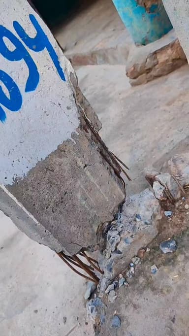 जीरादेई क्षेत्र ग्राम शंकरपुर गांव में बिजली का टूटा है।।