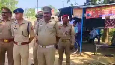 लखीमपुर: नकहा और चहमलपुर के बीच चलती कार की खिड़की से स्टंटबाजी पड़ी महंगी, यातायात पुलिस ने किया ₹7000 का चालान