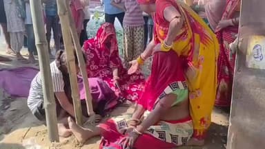 रोसड़ा: रहुआ सेंटर चौक के पास बालू लदा ट्रक पलटने से छात्रा की मौत, दो छात्राएँ घायल