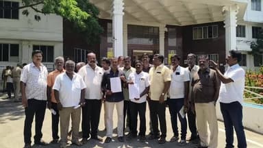 தேனி: தேனி மாவட்ட டாஸ்மாக் அனைத்து தொழிற்சங்க கூட்டுக்குழு நிர்வாகிகள் கலெக்டர் அலுவலகத்தில் கோரிக்கை மனு வழங்கினர்