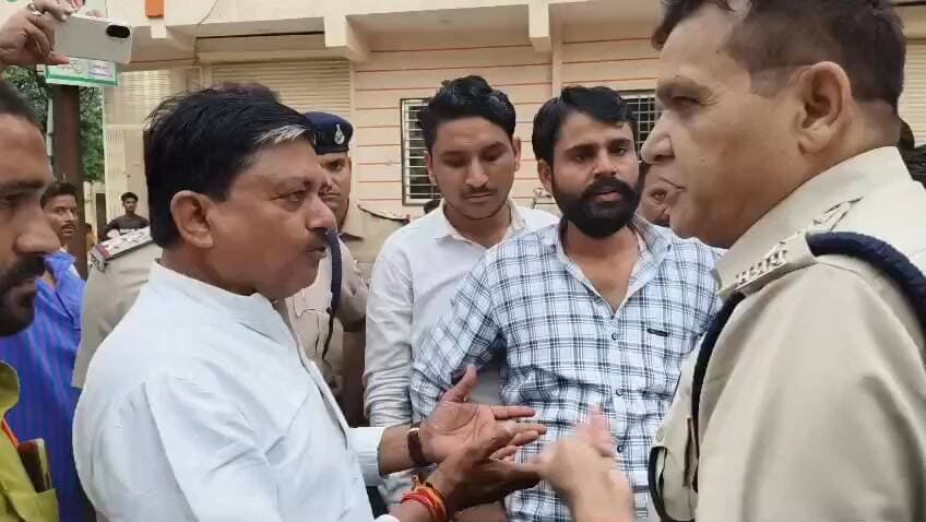 SDOP और कांग्रेस नेताओं के बीच प्रदर्शन के दौरान हुई कहा सुनी। ChambalTV
#श्योपुर #sheopur #चंबलटीवी #JansamparkMP #L...