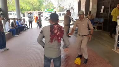 धमतरी: कलेक्ट्रेट में एक युवक ने अपने ऊपर केरोसिन डालकर आग लगाने की कोशिश की, जानिए पीड़ित ने क्या कहा
