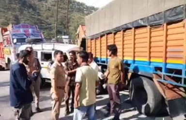 जाखणीधार: टिहरी में यात्रियों से भरी बोलेरो ट्रक से टकराई, चार लोग घायल