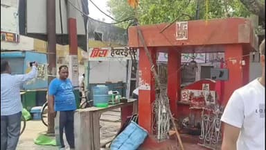 पुवायां: रोडवेज बस स्टैंड के सामने अतिक्रमण हटाया गया, टीम रही मौजूद