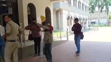 धमतरी: कलेक्ट्रेट में युवक ने खुद पर केरोसिन डालकर भाजपा पार्षद समेत कुछ अन्य लोगों पर लगाए गंभीर आरोप, जानिए युवक ने क्या कहा