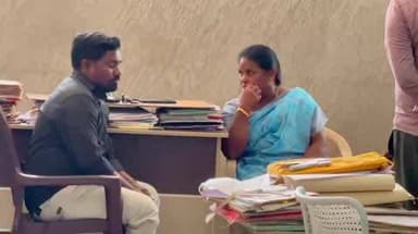 நாமக்கல்: நாமக்கல் மாநகராட்சியில் லஞ்சம் பெற்ற பில் கலெக்டர் உட்பட இருவரை போலீசார் கைது செய்தனர்
