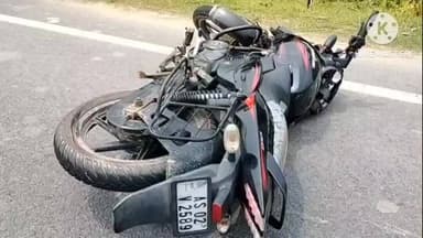 নগাঁও: ধুপগুৰিত পথ দূৰ্ঘটনা,বাইক আৰু স্কুটিৰ মাজত মুখামুখি সংঘৰ্ষত গুৰুত্বৰ ভাবে আঘাতপ্রাপ্ত চাৰিজন ব্যক্তি