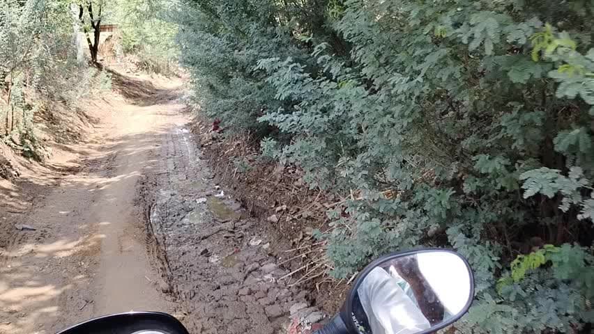 समोगर से अरौदा के लिए जेन बले रस्ते की हालत की हो गई या भी खराब आने जेन में खराब हो गई paresani@@
