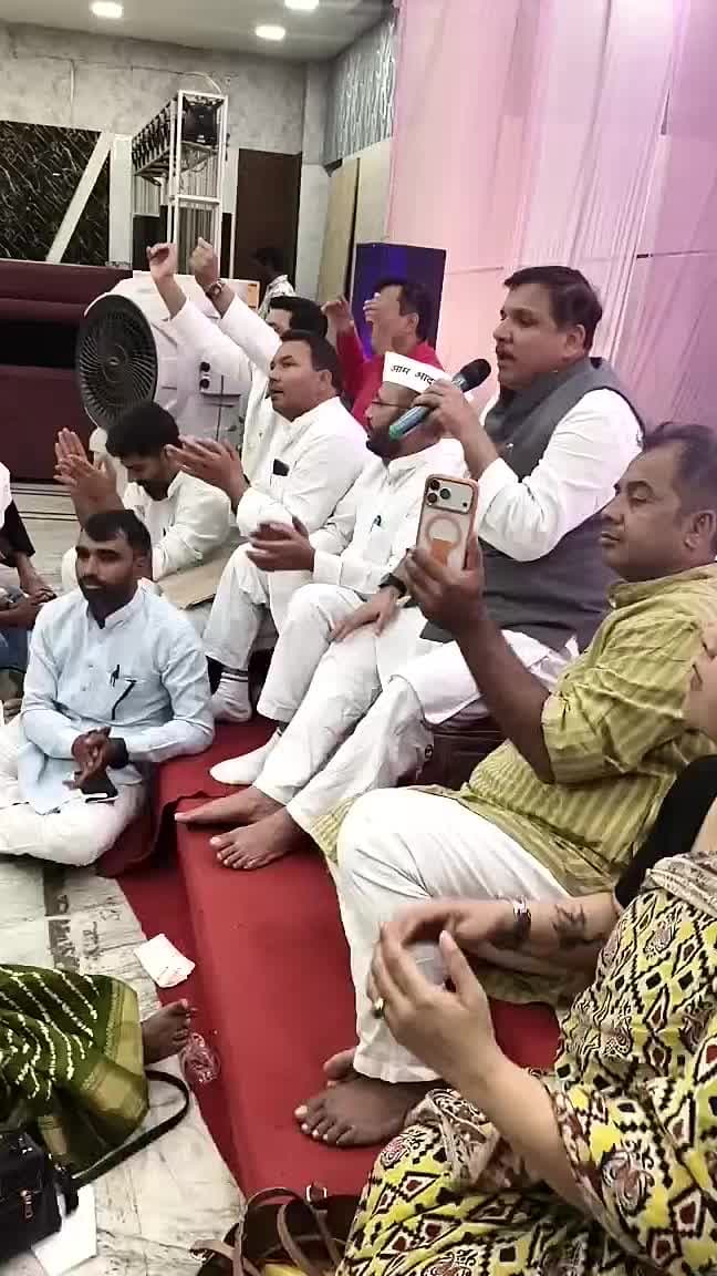 गोरखपुर: हमारे सांसद श्री Sanjay Singh जी के साथ #प्रयागराज में एक जोरदार #शाम जिसमें अपने व्यक्तित्व बखूबी निभाते दिखते !