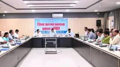 बैकुंठपुर: जिला पंचायत के मुख्य कार्यपालन अधिकारी डॉ. आशुतोष चतुर्वेदी ने ठोस कचरा प्रबंधन नियम 2026 के बारे में अधिकारियों को जानकारी दी