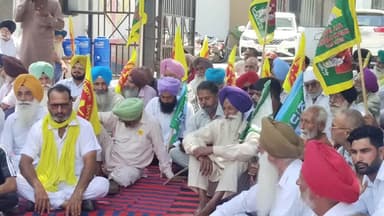 ਨਵਾਂਸ਼ਹਿਰ: ਨਵਾਂ ਸ਼ਹਿਰ ਵਿਖੇ ਕਿਸਾਨਾਂ ਵੱਲੋਂ ਡੀਸੀ ਦਫਤਰ ਅੱਗੇ ਚੰਡੀਗੜ੍ਹ ਵਿੱਚ ਗਵਰਨਰ ਹਾਊਸ ਵੱਲ ਮਾਰਚ ਕਰਦੇ ਕਿਸਾਨਾਂ ਤੇ ਤਸ਼ਦਦ ਦੇ ਵਿਰੋਧ ਵਿੱਚ ਧਰਨਾ
