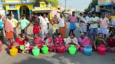 எடப்பாடி: தாவாந் தெரு பகுதியில் 15 நாட்களாக குடிநீர் வழங்காததை கண்டித்து பொதுமக்கள் பெண்கள் காலி குடங்களுடன் மறியல்