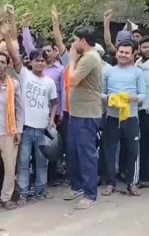 कानपुर: दादा नगर स्थित रूपानी चप्पल फैक्ट्री में मजदूरों ने किया प्रदर्शन, कहा- सरकार की गाइडलाइंस के अनुसार नहीं मिल रहा वेतन