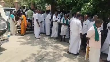 புதுக்கோட்டை: ADMK அலுவலக சாவியை ஒப்படைக்காவிட்டால் ஆர்ப்பாட்டம் ஆர்டிஓ அலுவலகத்தில் சமாதான கூட்டத்தை புறக்கணித்த விஜயபாஸ்கர் தரப்பினர்