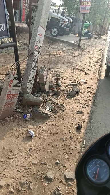 bhadawar collage ke pas eicer tractor agency ke samne khade hare ped ko kis tarah jalaya ja rha h usi ke pas #bah forest