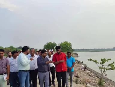 मऊ: दोहरीघाट में मुक्तिधाम (श्मशान घाट) की सुरक्षा के लिए चल रहे कटाव निरोधक कार्य का जिलाधिकारी ने किया निरीक्षण