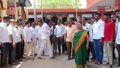 ರಾಯಚೂರು: ರಾಯಚೂರು ಗ್ರಾಮಾಂತರ ಶಾಸಕ ದದ್ದಲ್ ಬಸನಗೌಡರಿಗೆ ಸಚಿವ ಸ್ಥಾನಕ್ಕಾಗಿ ಸೂಗುರೇಶ್ವರ ದೇವಸ್ಥಾನದಲ್ಲಿ ವಿಶೇಷ ಪೂಜೆ