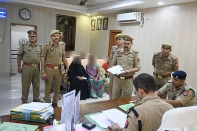 #जनसुनवाई
#SSP फिरोजाबाद द्वारा पुलिस कार्यालय में आने वाले फरियादियों की समस्याओं को विस्तारपूर्वक सुनकर उनकी समस्याओं / प्रार्थना-पत्रों के गुणवत्तापूर्ण एवं समयबद्ध निस्तारण हेतु सम्बन्धित को दिए गये आवश्यक दिशा-निर्देश... https://t.co/1SM2t4DBlg